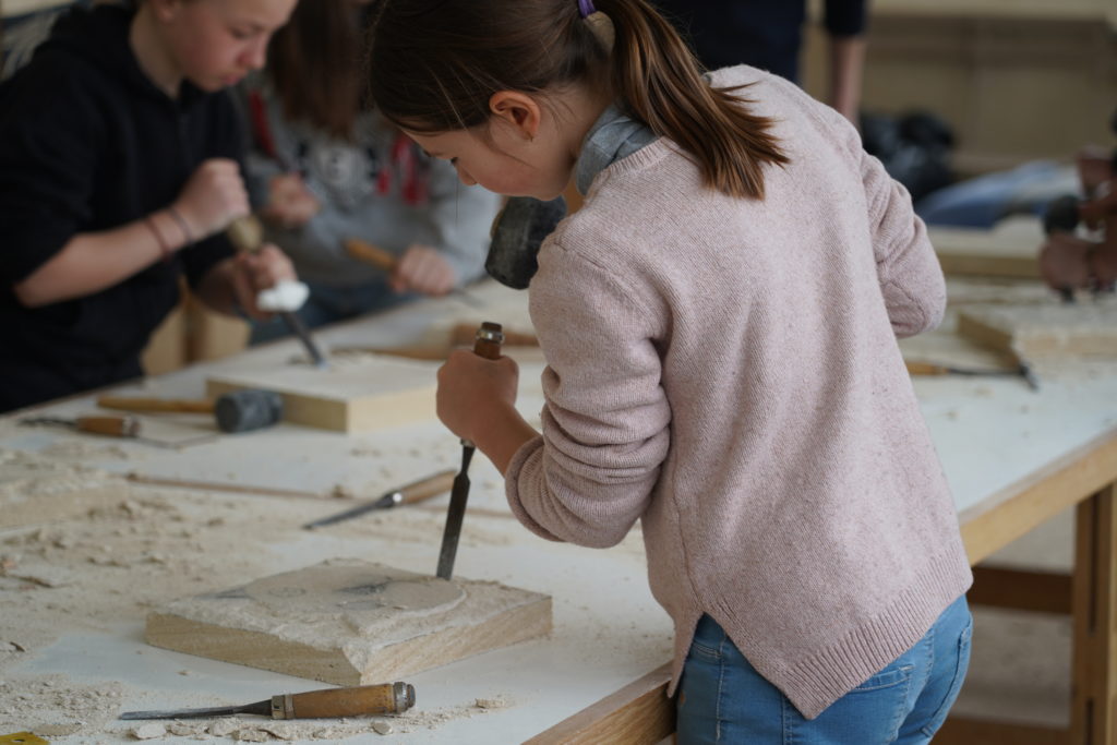 Atelier-taille-de-pierres-enfants-CarnelleKN02407