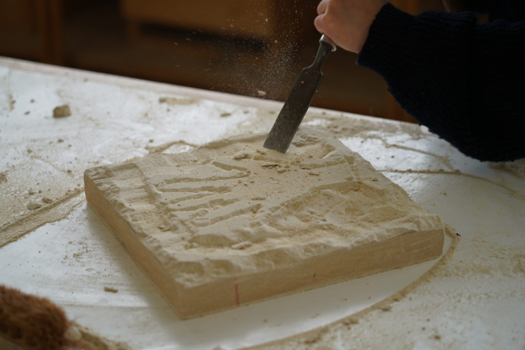 Atelier-taille-de-pierres-enfants-CarnelleKN02427